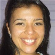 Profesora de biología imparte clases a niños y adolescentes así como universitarios